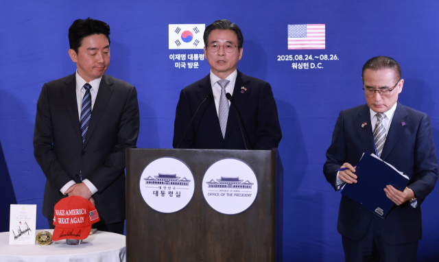 강훈식 대통령 비서실장(왼쪽부터), 김용범 대통령실 정책실장, 위성락 국가안보실장이 25일(현지시간) 미국 워싱턴DC의 한국프레스센터가 마련된 호텔에서 이재명 대통령과 도널드 트럼프 미국 대통령의 한미정상회담 관련 브리핑을 하고 있다. 연합뉴스