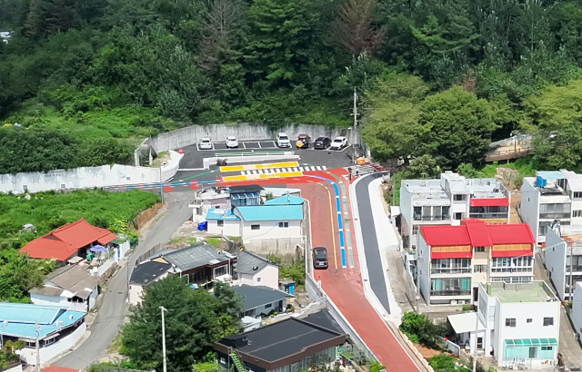 밀양시는 안전한 등·하교 환경 조성을 위해 밀양여고 통학로 개선공사를 완료했다. 밀양시 제공