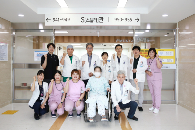 대구가톨릭대병원이 폐이식 수술에 성공한 뒤 환자와 기념 촬영을 했다. 대구가톨릭대병원 제공.