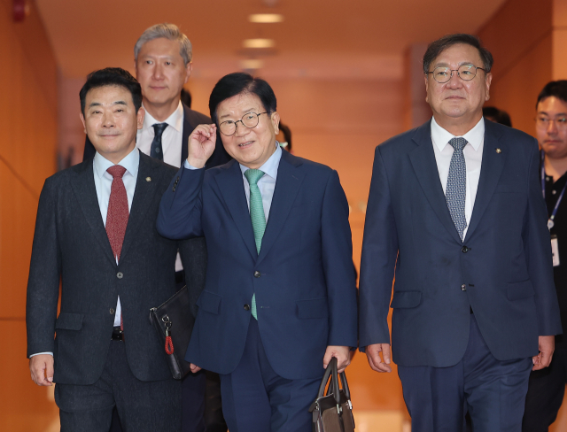 박병석 전 국회의장, 더불어민주당 김태년·박정 의원, 노재헌 동아시아문화재단 이사장 등 대통령 중국 특사단이 24일 인천국제공항 제1여객터미널을 통해 중국으로 출국하고 있다. 연합뉴스
