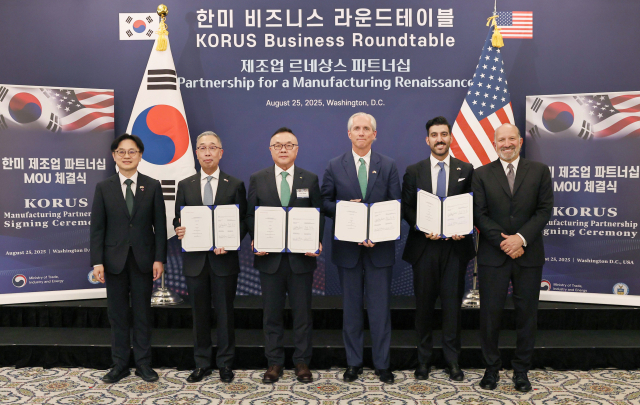 한국수력원자력이 25일(현지시간) 미국 워싱턴DC에서 아마존, 엑스에너지, 두산에너빌리티와 미국 SMR 프로젝트에 협력하기로 하고 업무협약을 맺었다. 사진 왼쪽부터 김정관 산업통상자원부 장관, 박지원 두산에너빌리티 회장, 황주호 한국수력원자력 사장, 제프리 클레이 셀 엑스에너지 CEO, 레이 포코우리 아마존 에너지정책 관리자, 하워드 러트닉(미국 상무부 장관. 한수원 제공