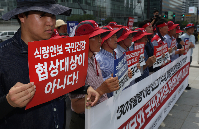 전국한우협회 회원들이 30일 서울 종로구 주한미국대사관 앞에서 