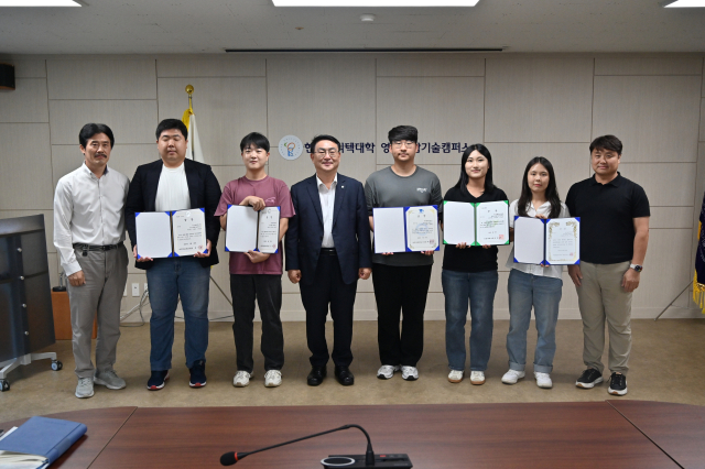 지난 25일 한국폴리텍대학 영남융합캠퍼스는 물류로봇 경진대회 전원 입상을 기념하는 시상식을 열었다. 한국폴리텍대학 영남융합캠퍼스 제공