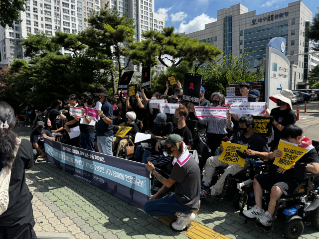 26일 오전 10시 30분쯤 집회 참가자들은 HIV 감염인을 장애로 인정해달라며 목소리를 높였다. HIV장애인정을위한전국연대 제공.