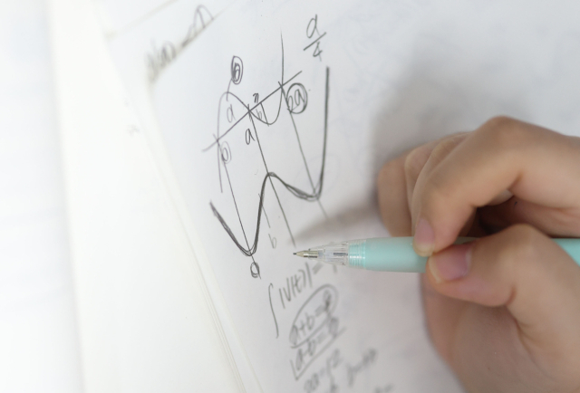 2026학년도 대학수학능력시험(수능)이 100일 앞으로 다가온 지난 5일 오후 경남 창원시 성산구 창원문성고등학교에서 고3 수험생이 자율학습하고 있다. 연합뉴스