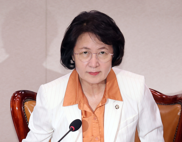 26일 서울 여의도 국회에서 열린 법제사법위원회 전체회의에서 추미애 위원장이 착석하고 있다. 연합뉴스