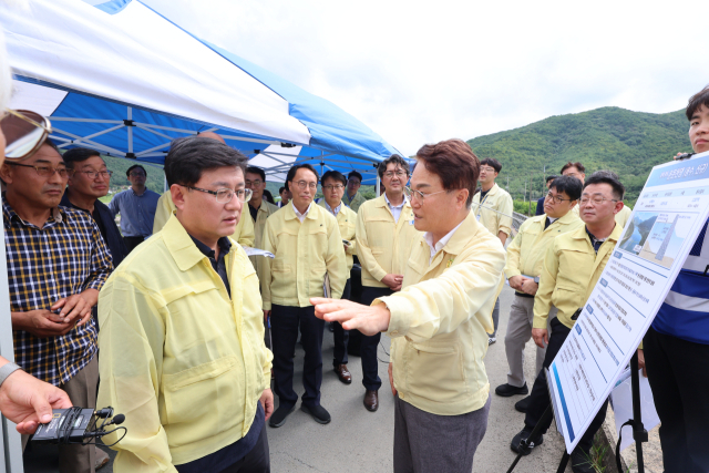 김하수 청도군수가 청도 운문면 기후대응댐 후보지를 방문한 김성환 환경부장관에게 설명하고 있다. 청도군 제공