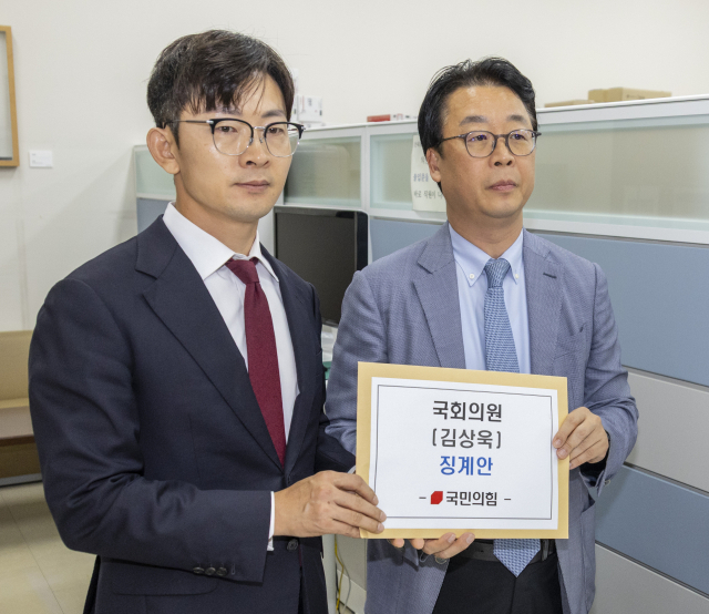 국민의힘 수석대변인인 곽규택 의원과 박충권 의원이 26일 국회 의안과에 더불어민주당 김상욱 의원의 징계안을 접수하고 있다. 국민의힘은 김 의원을 