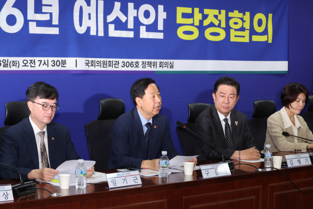 구윤철 경제부총리 겸 기획재정부 장관이 26일 서울 여의도 국회 의원회관에서 열린 2026년 예산안 당정협의회에서 발언하고 있다. 왼쪽부터 임기근 기획재정부 2차관, 구윤철 부총리, 더불어민주당 김병기 원내대표· 한정애 정책위의장. 연합뉴스