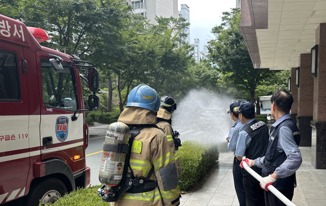 수성소방서가 범어동에 위치한 노후 공동주택에서 소방훈련 및 합동점검을 실시하고 있다. 수성소방서 제공