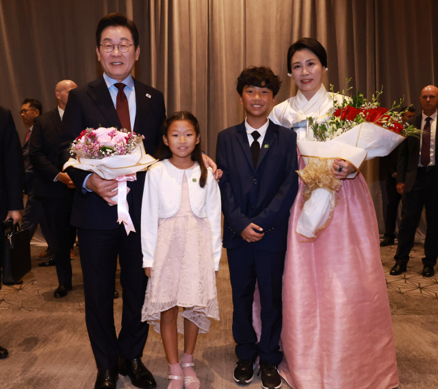 이재명 대통령과 김혜경 여사가 24일(현지시간) 미국 워싱턴DC의 한 호텔에서 열린 동포 만찬 간담회에서 화동과 기념촬영을 하고 있다. 연합뉴스