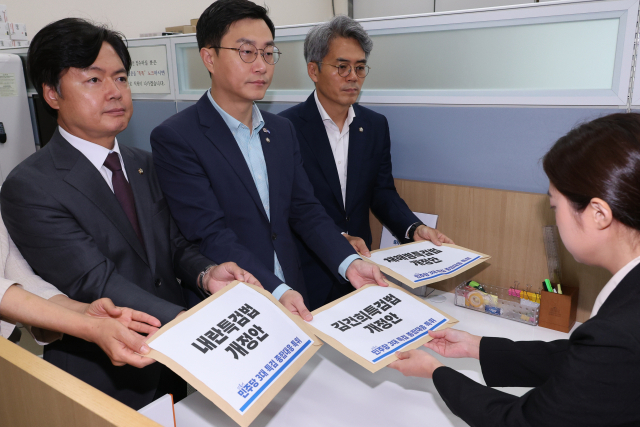 더불어민주당 3대특검대응특위 위원들이 26일 서울 여의도 국회 의안과에 3대 특검법 개정안을 제출하고 있다. 왼쪽부터 김현정·장경태·김기표 의원. 연합뉴스