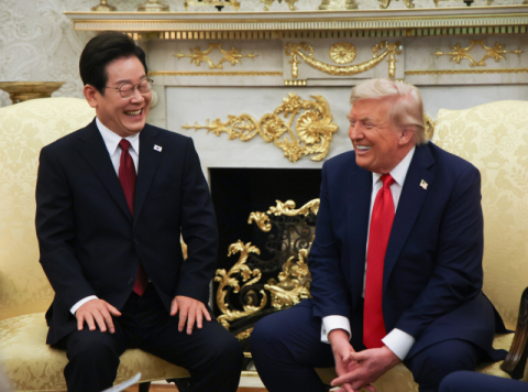 文정부 판문점 때처럼…경주 APEC서 韓北美 3자 회담 성사되나?
