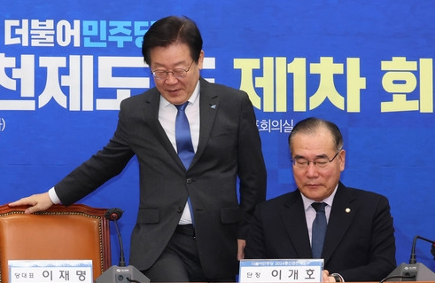 이재명 대통령과 이개호 더불어민주당 국회의원. 자료사진. 연합뉴스