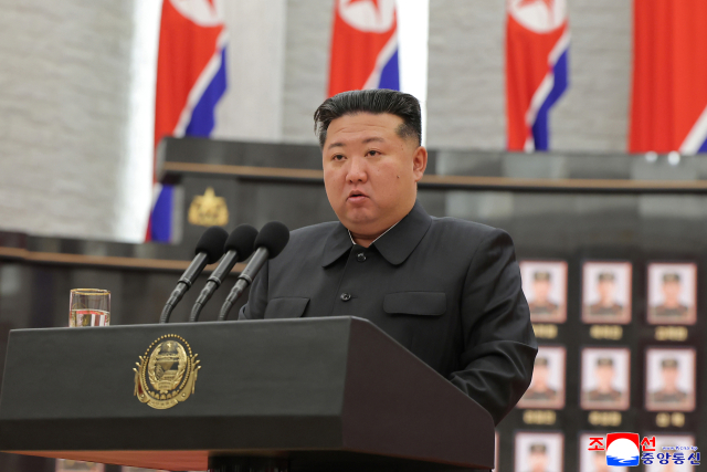 북한이 러시아·우크라이나 전쟁에 파병된 지휘관·전투원들에게 국가표창을 수여하고 축하공연과 연회를 마련하는 등 파병 부대원을 예우하는 성대한 행사를 벌였다. 김정은 국무위원장은 국가표창수여식에서 직접 연설하며 부대원들의 공적을 치하했으며 전투에서 위훈을 세운 부대원들에게 공화국영웅칭호를 직접 수여하고 전사자들의 초상 옆에 공화국 영웅 메달을 직접 달아줬다. 또, 