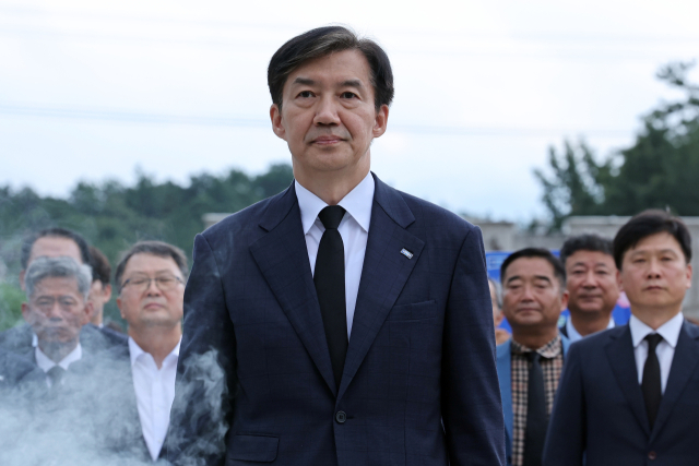 조국혁신당 조국 혁신정책연구원장이 26일 광주 북구 국립5·18민주묘지를 찾아 참배하고 있다. 연합뉴스