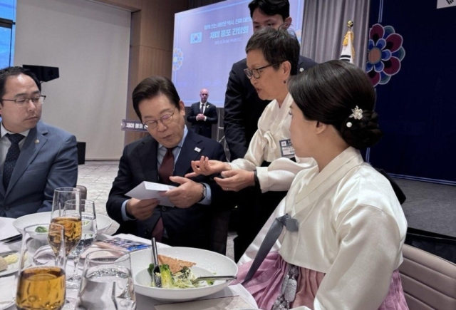 이재명 대통령이 지난 24일(현지시간) 워싱턴 DC에서 동포 간담회를 진행하던 도중에 미주한인봉사교육단체협의회(미교협) 나눔터 최인혜 사무총장이 이 대통령에게 편지를 전달하고 있다. 미교협 제공. 연합뉴스