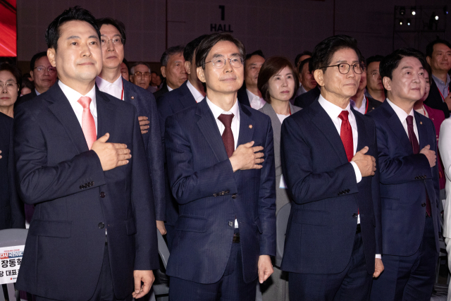 22일 충북 청주시 흥덕구 청주오스코에서 열린 국민의힘 제6차 전당대회에서 장동혁(왼쪽부터), 조경태, 김문수, 안철수 당 대표 후보가 국기에 경례하고 있다. 연합뉴스