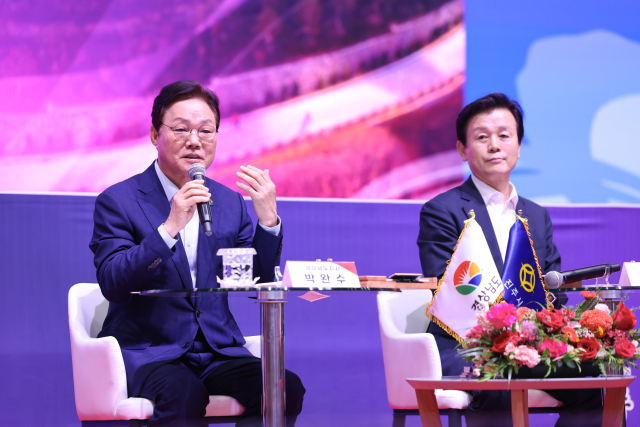 진주시민과의 상생토크에서 박완수 지사(좌)와 조규일 시장 모습. 경남도 제공※