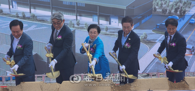 농업회사법인 소주스토리가 27일 안동시 풍산읍 매곡리 경북 바이오 2차 산업단지에서 개최한 차세대 스마트 양조장 착공식에 참석한 주요 내빈들이 시삽 포퍼먼스을 하고 있다. 왼쪽부터 권기창 안동시장, 마승철 나라셀라 대표, 차복련 재경경북대학교 여성동창회장, 이철우 경북도지사, 김주원 NH농협은행 경북본부장. 손병현 기자
