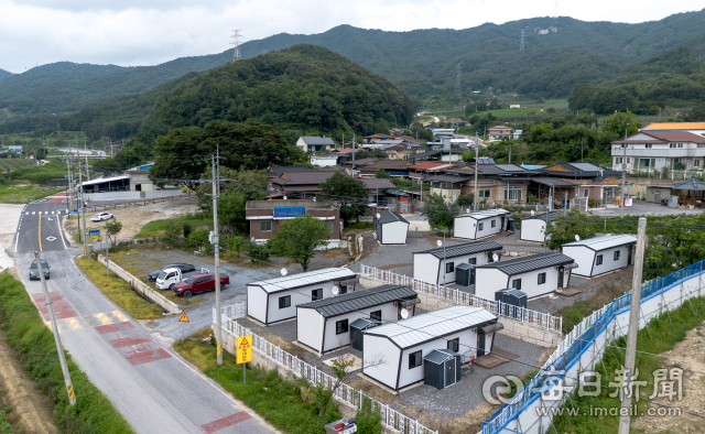2023년 예천 산사태 피해로 마을 주민 2명이 실종돼 현재까지도 찾지 못하고 있는 감천면 벌방리 마을을 찾은 지난 13일 마을 옆 공터에 산사태 발생 당시 이재민들이 묵었던 임시거주시설이 마련돼 있다. 안성완 기자 asw0727@imaeil.com