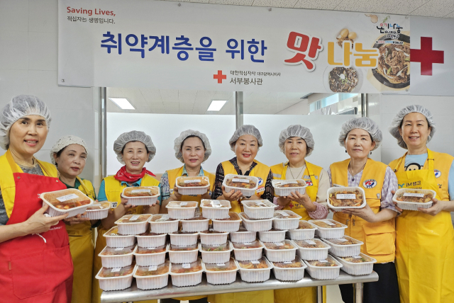 대한적십자사봉사회 수성구지구협의회 소속 봉사원들이 취약계층에 전달할 반찬을 조리한 뒤 기념촬영을 하고 있다. 대한적십자사 대구지사 제공