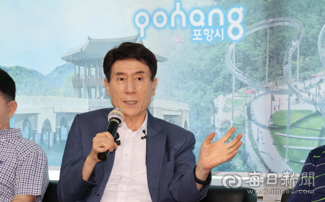 이강덕 포항시장이 27일 시청 브리핑룸에서 27일 지역 철강산업 위기 극복 및 산업·주거·복지 융합형 통합 주거복지모델 구축 관련 기자간담회를 진행하고 있다. 포항시 제공