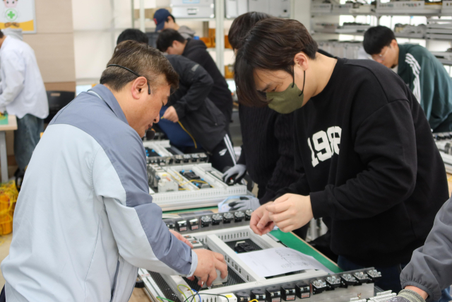한국폴리텍대학 구미캠퍼스 전기과 학생들이 시퀀스 제어 실습에 참여하고 있다. 한국폴리텍대학 구미캠퍼스 제공