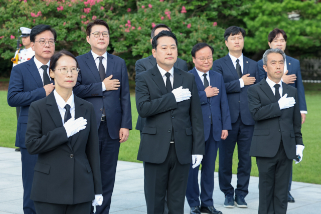 국민의힘 장동혁 대표를 비롯한 지도부가 27일 서울 동작구 국립서울현충원에서 현충탑 참배를 마친 뒤 국민의례를 하고 있다. 연합뉴스