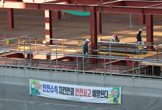 최근 건설 현장서 안전사고가 잇달아 발생해 문제가 되는 가운데 부산 수영구의 한 공사현장에 작업자들의 안전수칙 준수를 내용으로 하는 펼침막이 내걸려 있다. 연합뉴스