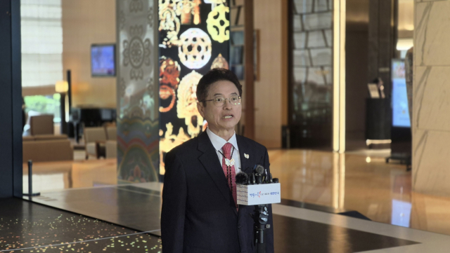 이철우 경북도지사가 27일 경북 경주에서 열린 APEC 문화산업고위급대화가 열린 행사장에서 기자들과 만난 인터뷰를 하고 있다. 김진만 기자
