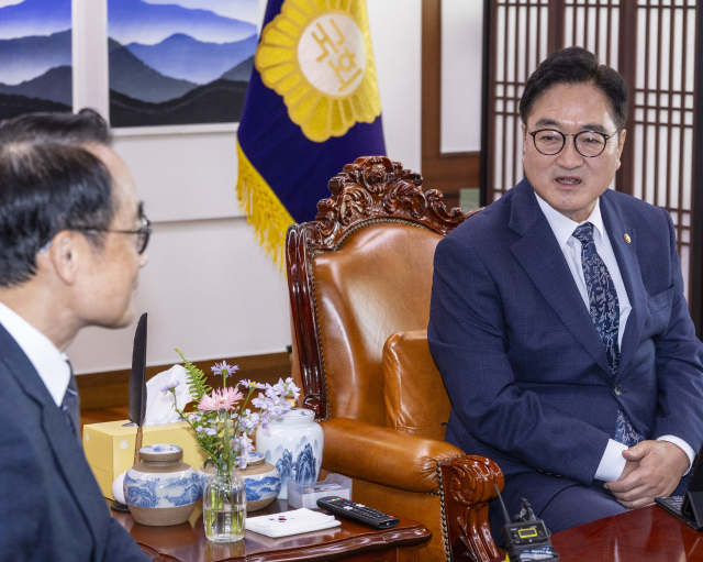 우원식 국회의장이 27일 국회에서 취임 인사차 예방해 온 허철훈 중앙선거관리위원회 사무총장에게 12.3 계엄 당시 국회와 선관위 상황에 대해 말하고 있다. 연합뉴스