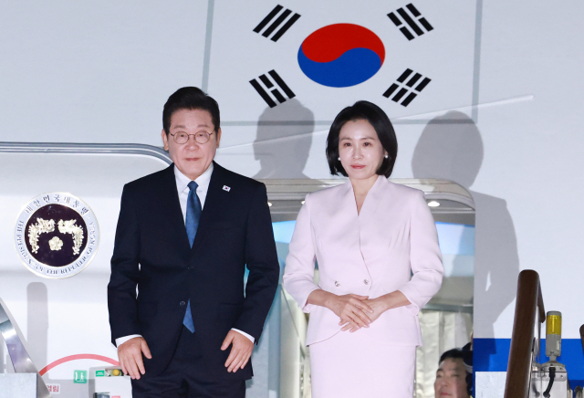 이재명 대통령과 김혜경 여사가 일본·미국 방문 일정을 마치고 28일 경기도 성남 서울공항에 도착하고 있다. 연합뉴스