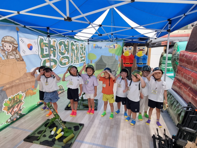 대구과학대가 25일 교내 영송체육관에서 개최한 어린이대탐험 행사에서 유아들이 병영체험을 하고 있다. 대구과학대 제공