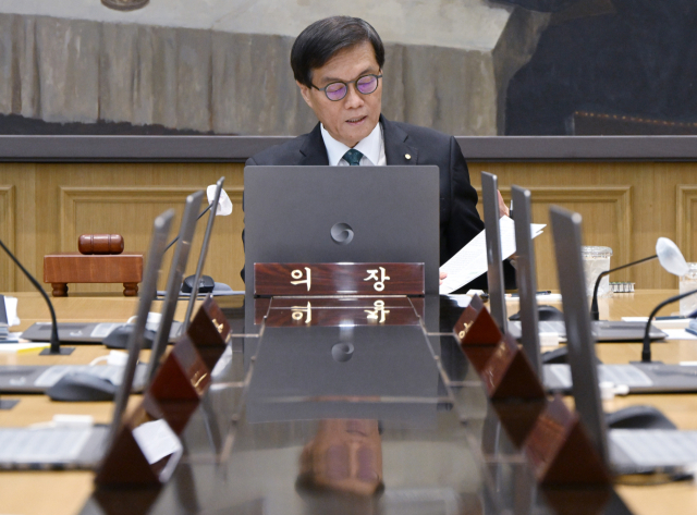 이창용 한국은행 총재가 28일 서울 중구 한국은행에서 열린 금융통화위원회에서 자료를 살펴보고 있다. 연합뉴스