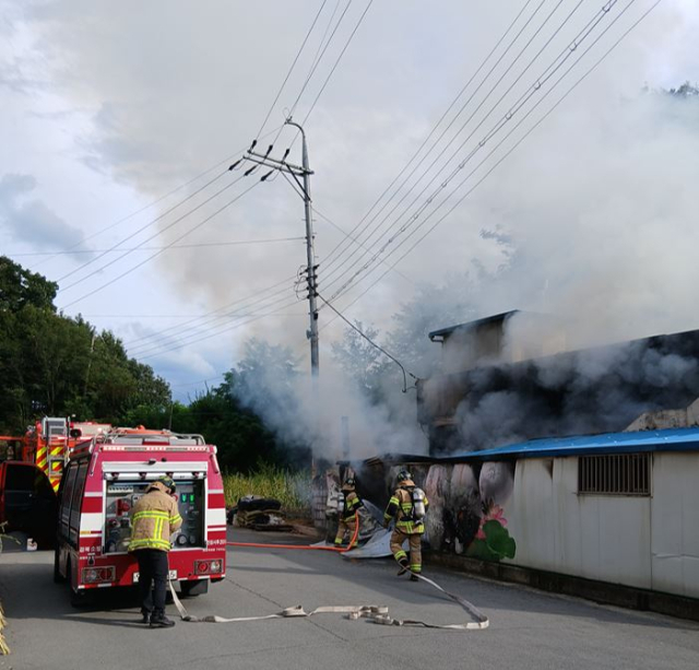 27일 오후 경북 안동시 풍산읍 안교리의 한 단독주택에서 불이 나 소방대원들이 진화에 나서고 있는 모습. 경북소방본부 제공