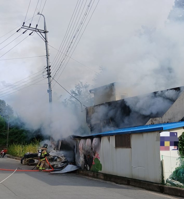 27일 오후 경북 안동시 풍산읍 안교리의 한 단독주택에서 불이 나 소방대원들이 진화에 나서고 있는 모습. 경북소방본부 제공