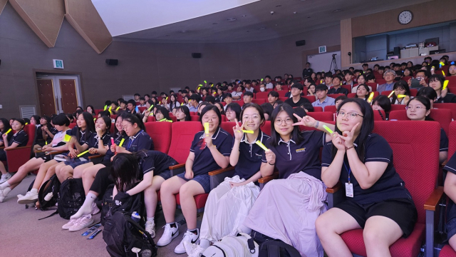 청송여자중·고등학교(교장 박현배)는 지난 26일 입시 준비로 바쁜 고3 학생들을 제외한 전교생이 청송지역 다른 학교 학생들과 함께 