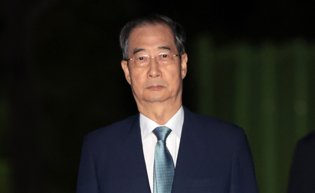 윤석열 전 대통령의 내란 방조 및 위증 등 혐의를 받는 한덕수 전 국무총리가 27일 구속영장이 기각돼 경기도 의왕 서울구치소를 나서고 있다. 연합뉴스