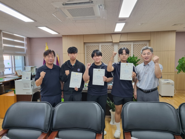 대구 군위고 학생 3명이 하교 도중 길에서 쓰러진 노인을 발견하고 신속한 응급처치로 소중한 생명을 구했다. 학생들에게 모범상을 수여하는 모습. 대구시교육청 제공