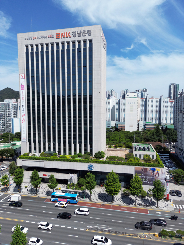 BNK경남은행 본점 전경. BNK경남은행 제공