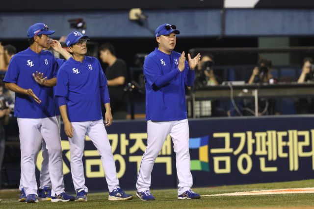 삼성 라이온즈의 박진만 감독이 27일 서울 잠실구장에서 열린 두산 베어스와의 경기가 끝난 뒤 덕아웃으로 들어오는 선수들을 반겨주고 있다. 삼성 제공