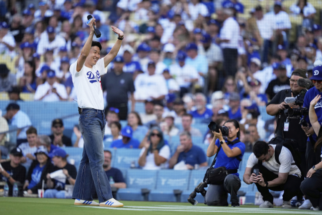 LAFC의 손흥민이 28일 미국 LA의 다저스타디움에서 LA 다저스와 신시내티 레즈의 MLB 경기가 열리기 전 시구자로 나서 공을 던진 뒤 관중들에게 인사하고 있다. 연합뉴스