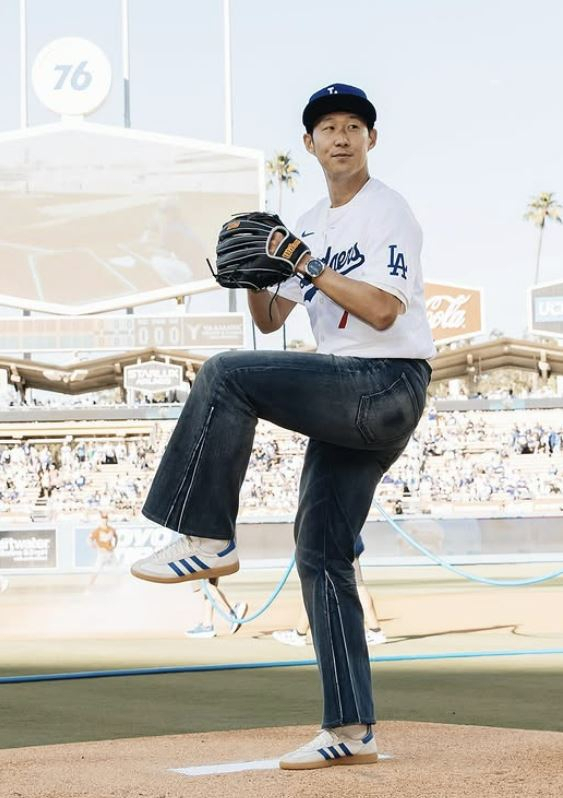 LAFC의 손흥민이 28일 미국 LA의 다저스타디움에서 LA 다저스와 신시내티 레즈의 MLB 경기가 열리기 전 시구하고 있다. LAFC SNS 제공