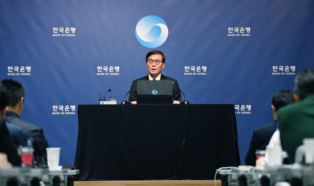 이창용 한국은행 총재가 28일 서울 중구 한국은행에서 열린 금융통화위원회를 마친 후 기자간담회를 하고 있다. 연합뉴스