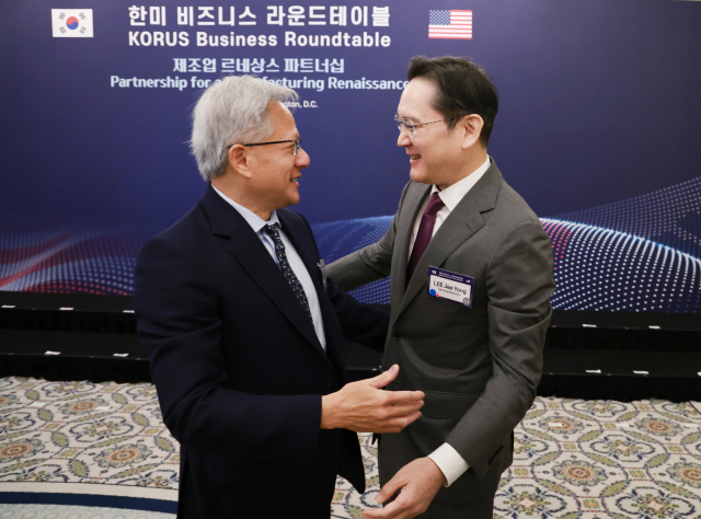이재용 삼성전자 회장이 25일(현지시간) 미국 워싱턴DC 윌라드 호텔에서 열린 한미 비즈니스 라운드 테이블 리셉션에 참석해 젠슨 황 엔비디아 최고경영자(CEO)와 포옹하고 있다. 연합뉴스