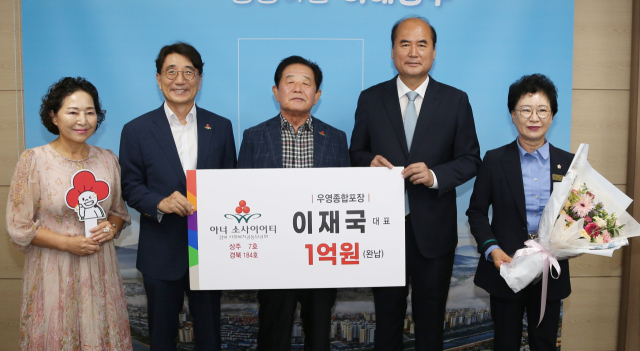 왼쪽부터 임주원 상주시 사랑의열매 나눔봉사단장, 전우헌 경북사회복지공동모금회장, 이재국 대표, 강영석 상주시장, 안경숙 상주시의회 의장. 경북사회복지공동모금회 제공