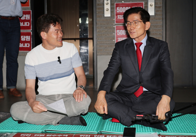 한국사 강사 전한길 씨가 지난 8월 18일 서울 여의도 국민의힘 중앙당사를 찾아 농성 중인 김문수 당 대표 후보와 웃으며 대화를 나누고 있다. 연합뉴스