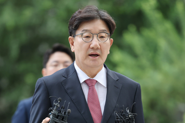 통일교 청탁 의혹을 받는 국민의힘 권성동 의원이 27일 서울 종로구 KT광화문빌딩에 마련된 김건희 여사 관련 의혹을 수사하는 민중기 특별검사팀 사무실에 피의자 신분으로 출석하고 있다. 권 의원은 2021∼2024년 통일교 전 세계본부장 윤모 씨로부터 통일교 행사 지원 등을 요청받으며 불법 정치자금 1억원을 수수한 혐의(정치자금법 위반)를 받는다. 연합뉴스