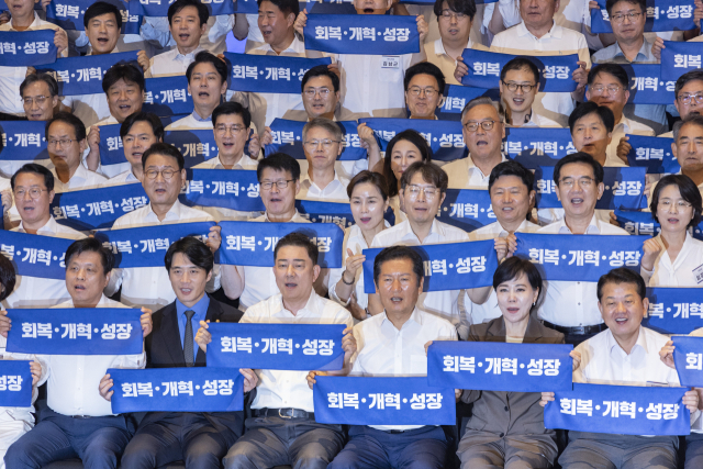 28일 인천시 중구 파라다이스시티 컨벤션에서 열린 더불어민주당 의원단 워크숍에서 정청래 대표와 김병기 원내대표를 비롯한 의원들이 기념 촬영 도중 구호를 외치고 있다. 연합뉴스